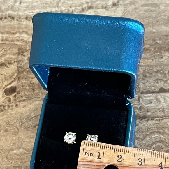 Moissanite yellow over 925 SS stud earrings - Picture 5 of 6